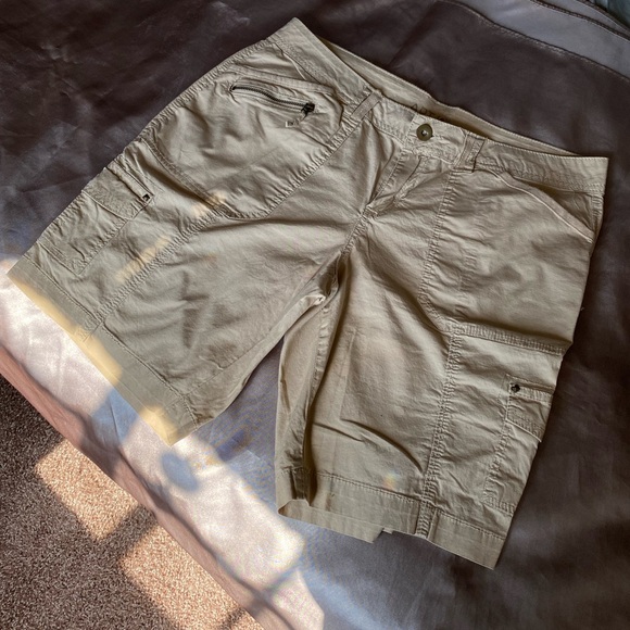 Apt. 9 Pants - Apt 9 Tan cargo shorts size 12